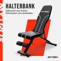 Zwarte halterbank met witte biezen, "Mytrox" logo op de rugleuning. "HALTERBANK" tekst.