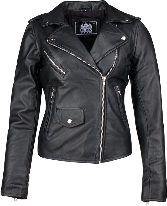Zwarte leren dames bikerjas met zilveren ritsen en drukknoopdetails. De jas heeft een schuine ritssluiting aan de voorkant.