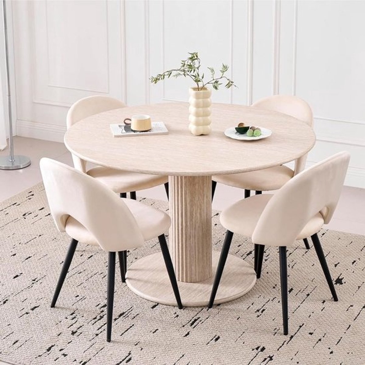 Ronde Eettafel met 4 Beige Stof Eetkamerstoelen - Inclusief Placemat met Travertijn Look