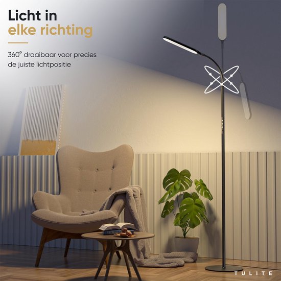 Zwarte staande lamp met 360° draaibare kop bij een fauteuil.