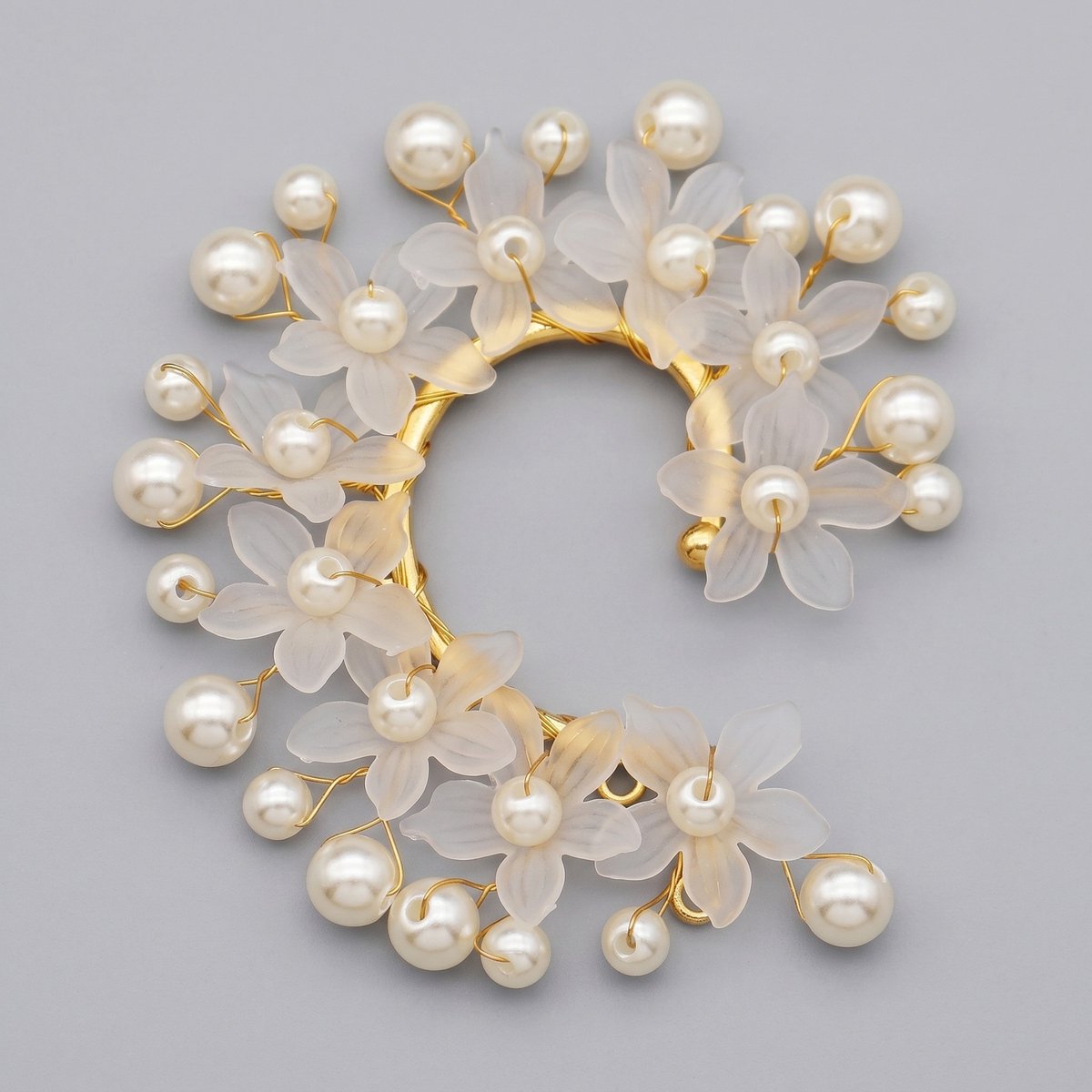 Elfen Oor Cuff, Handgemaakte Bloem Blad Oorversiering, Zonder piercing oorhaak voor bruiloft en fotoshoot，Luxe parelbloem-oorbelhaakjes