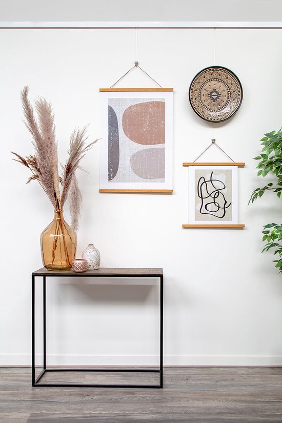 Décoration murale avec deux affiches abstraites, un vase en herbe de pampa et un bol.