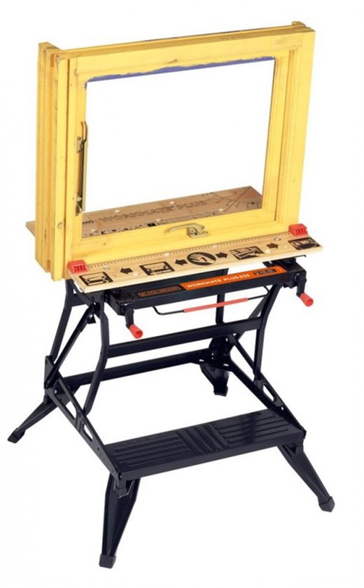 Zwarte inklapbare werkbank van Black+Decker met een houten frame en een werkblad met liniaal.