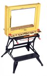 Zwarte inklapbare werkbank van Black+Decker met een houten frame en een werkblad met liniaal.