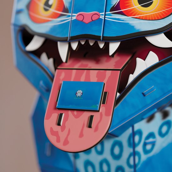Close-up van de mond van een blauwe, geometrische kat. De kat heeft scherpe witte tanden en een grote roze tong met een klein blauw vierkantje.