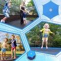 Familie geniet van trampoline springen onder een blauw zonnescherm. Toont kinderen springend en het zonnescherm op een trampoline.