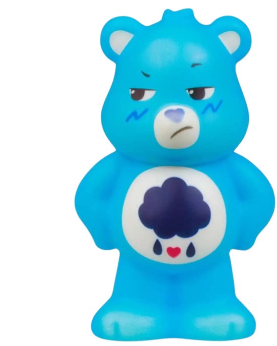 Blauwe Care Bear squishy met een norse uitdrukking en een wolk met regendruppels op zijn buik.