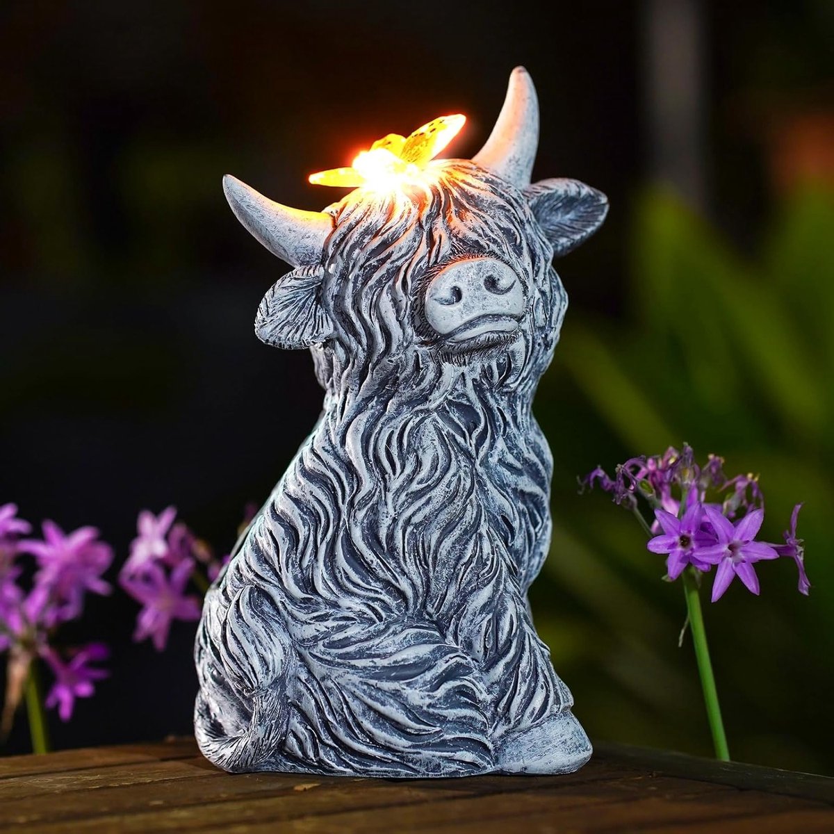 Schattige Hooglander Beelden met Vlinder en Zonne-energie voor Tuin en Woonkamer, Weerbestendige Decoratie voor Tuinliefhebbers en Origineel Cadeau voor Vrouwen en Mannen