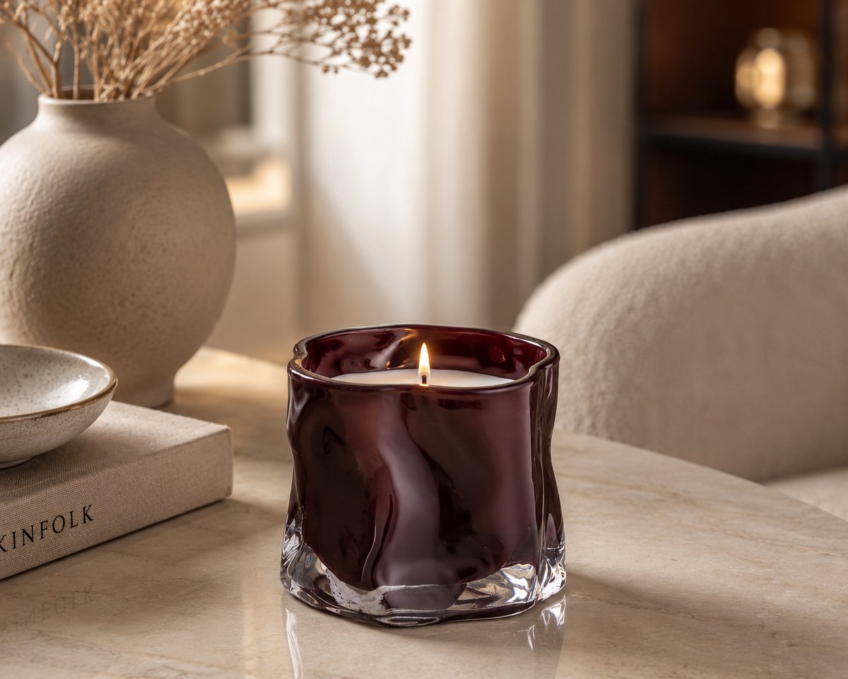 Decoratieve Geurkaars in Glas Aubergine Ø9 x H8 cm – Sculpturale Glazen Kaars – Brandtijd ca. 40 Uur – Luxe Woondecoratie voor Woonkamer, Badkamer en Slaapkamer — cadeau in Wonen & Interieur - foto 3