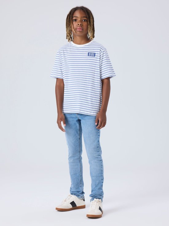 Jongen in een gestreepte blauw-witte T-shirt en lichtblauwe spijkerbroek, staand.