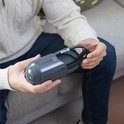 Man houdt een AYOlite lichttherapiebril in een opbergdoosje vast. Stijlvol en compact opbergen.
