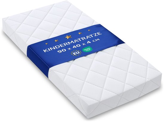 Witte matras 90 x 40 x 4 cm met ruitstiksel en blauw met sterren band, met "KinderMatratze" en "Made in EU" tekst.