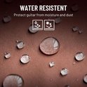Detail van bruine gitaartas stof met waterdruppels, toont waterbestendigheid.