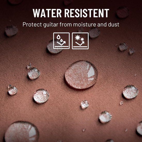 Detail van bruine gitaartas stof met waterdruppels, toont waterbestendigheid.
