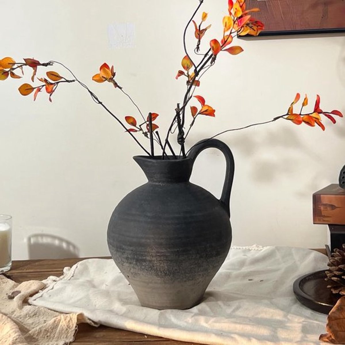 Vintage keramische vaas met handvat in rustieke stijl voor bloemen, terracotta, hoog en ideaal voor landelijke woningdecoratie in slaapkamer en woonkamer