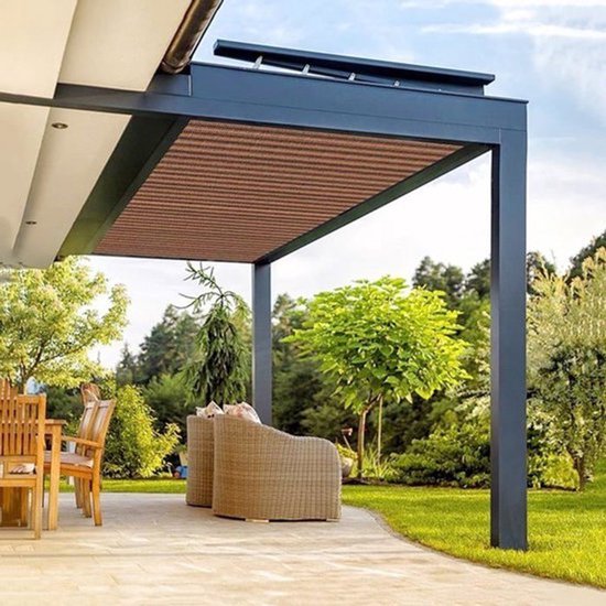 Een bruin schaduwdoek met een metalen frame boven een terras met tuinmeubilair.