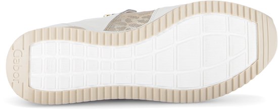 Onderkant van een witte Gabor sneaker met beige zool en luipaardprint accent.