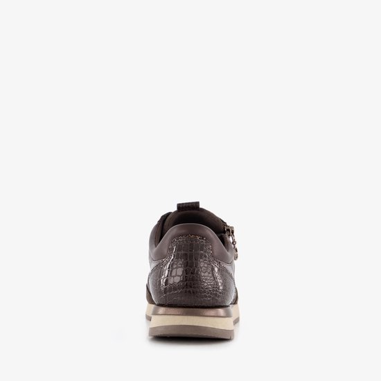 Achterkant van een bruine damessneaker met crocoprint detail.