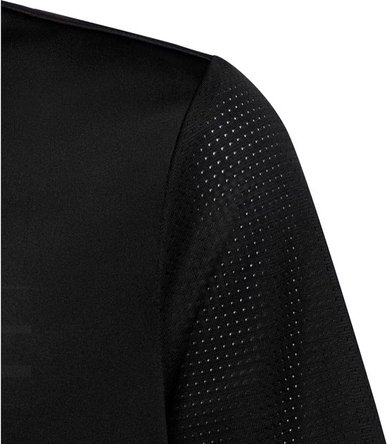 Detail van de schouder van een zwart sportshirt met geperforeerd materiaal en witte strepen.