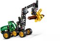 Groene LEGO Technic John Deere harvester met een werkende grijper en een houtstam.