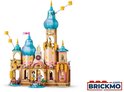 LEGO Rapunzels Kasteel, met gouden decoraties, blauwe torens, en 3 figuurtjes.