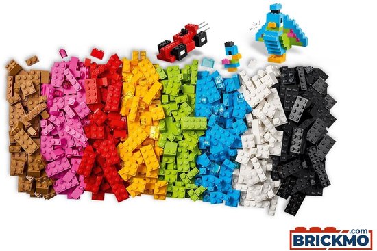 Een grote verzameling losse LEGO stenen in alle kleuren van de regenboog, met enkele kleine bouwwerken.