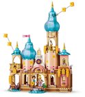 Gedetailleerd LEGO Disney kasteel met blauwe koepeltorens, gouden accenten en 4 figuurtjes.