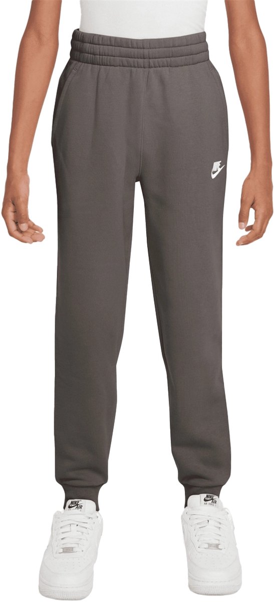 Nike k nsw club flc jggr lbr in de kleur . Grijs