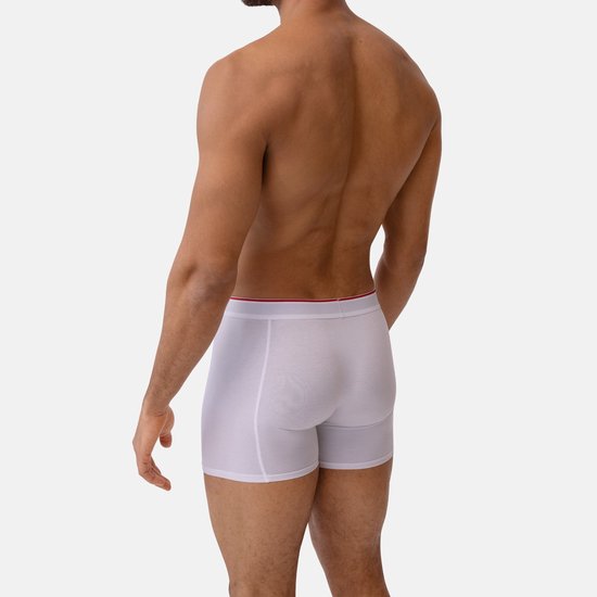 Achterkant van een man in witte boxer, met rode heupband.