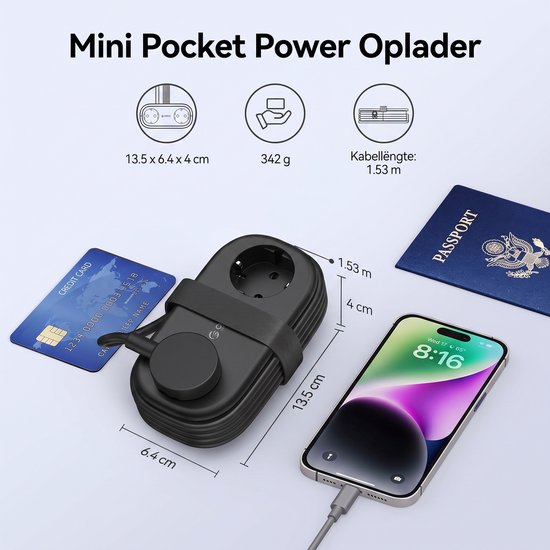Compacte zwarte reisstekkerdoos van 13,5 x 6,4 x 4 cm met 2 stopcontacten en 1,53 m kabel, naast een creditcard, paspoort en smartphone.