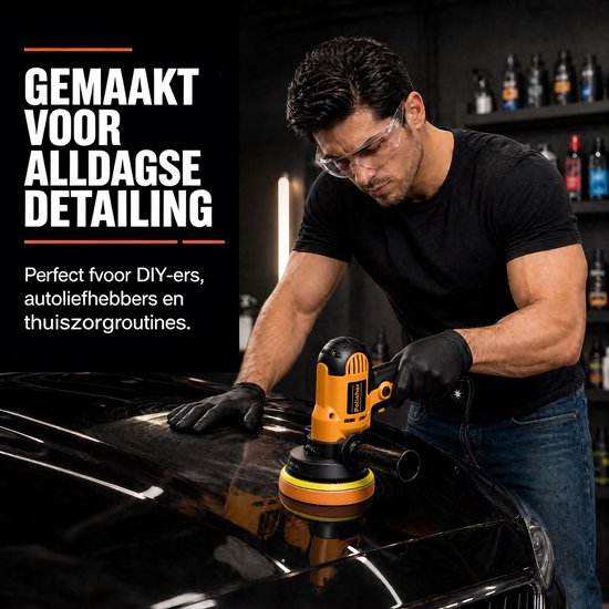 Man met veiligheidsbril polijst een auto met gele polijstmachine.