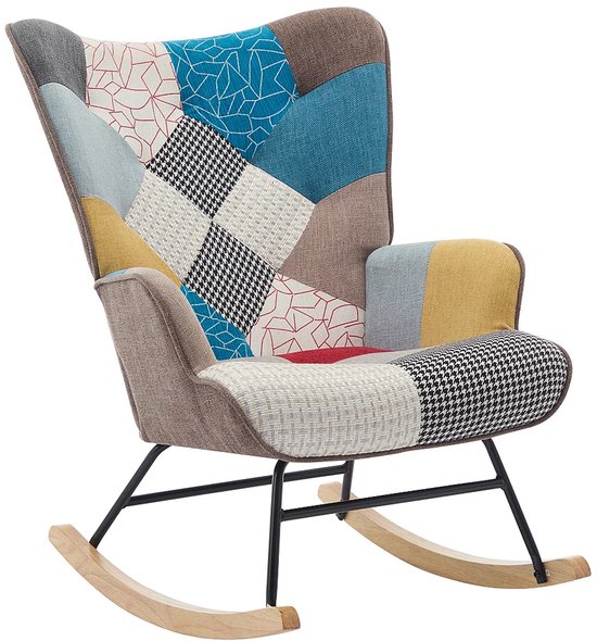 Een fauteuil met patchwork design in diverse kleuren en patronen, met houten schommelaars.