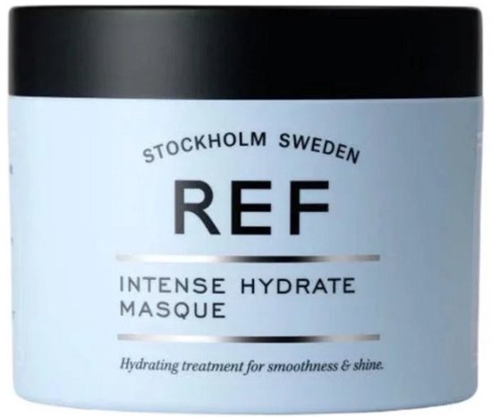 Lichtblauwe pot met zwarte deksel en "REF INTENSE HYDRATE MASQUE" opschrift.