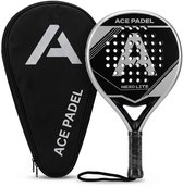 Zwarte en zilveren padelracket met grote 'A' en bijpassende zwarte beschermhoes met 'A' logo.