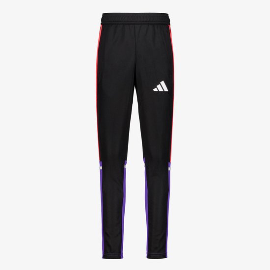 Zwarte adidas trainingsbroek met witte logo-opdruk, rode strepen op de zijkanten en paarse onderbenen.