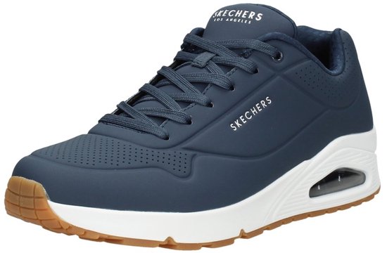 Baskets Skechers bleu marine avec semelle blanche et semelle extérieure couleur gomme. Perforations sur le bout. 'Skechers Los Angeles' sur la languette.