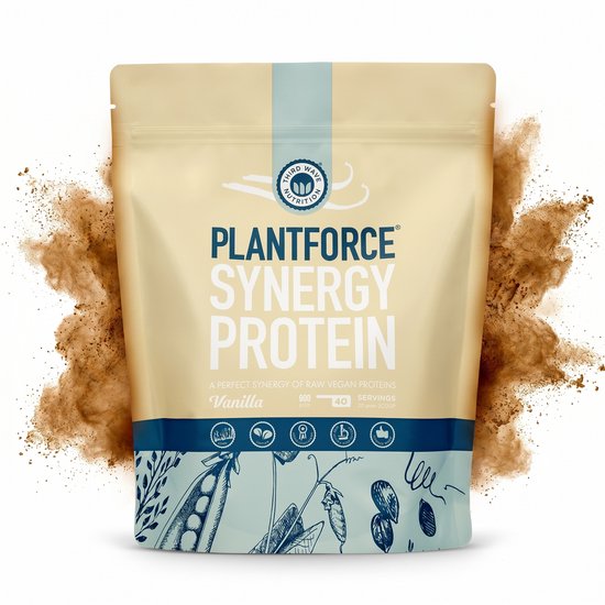 Plantforce Synergy Protein Vanille zak met rondvliegend bruin poeder.