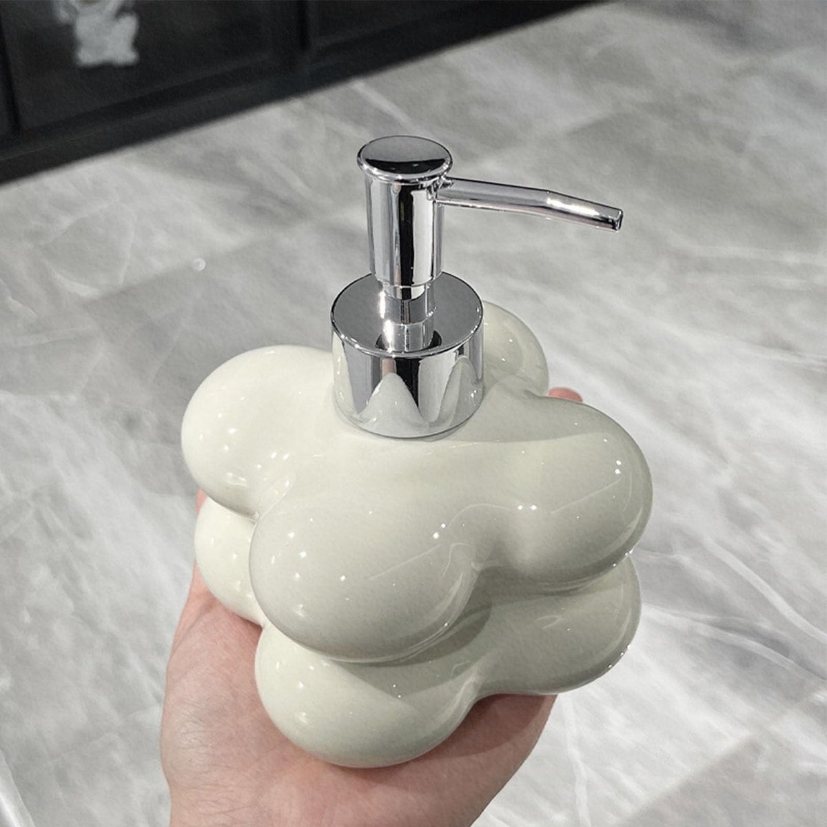 Dailygoods- Drukpompfles Keramiek - Zeepdispenser Wandmontage - Vloeistofdispenser Herbruikbaar - Badkameraccessoire - Decoratief Ontwerp - 350 g