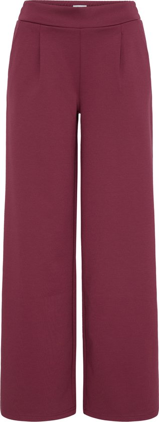 Voorkant van een bordeauxrode broek met wijde, rechte pijpen, elastische tailleband en plooien.