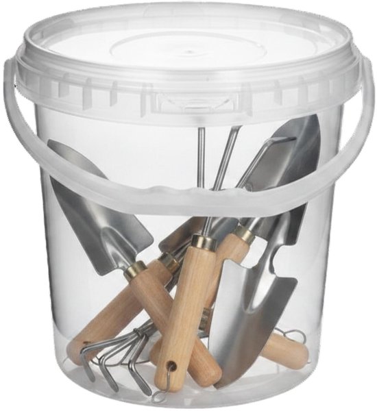 Transparante emmer met tuingereedschap zoals schoppen en harkjes met houten handvatten.