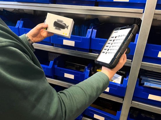 Étui avec protecteur d'écran intégré adapté au Samsung Galaxy Tab A8 | Comprend une dragonne et une bandoulière rotatives à 360° | Protection extrême | Idéal pour une utilisation professionnelle | Rose