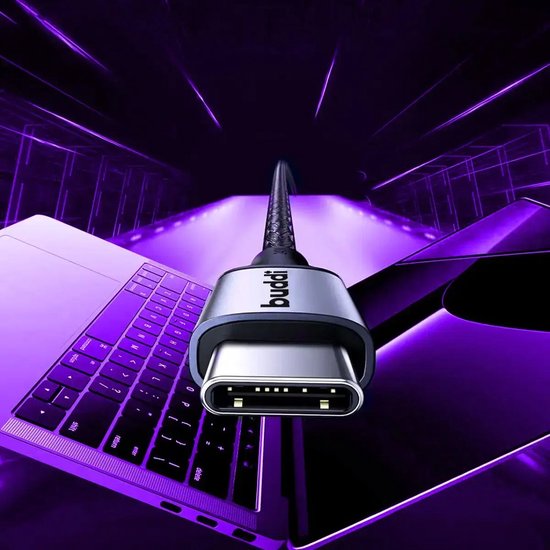 Close-up van de USB-C connector van een Buddie kabel op een laptop.