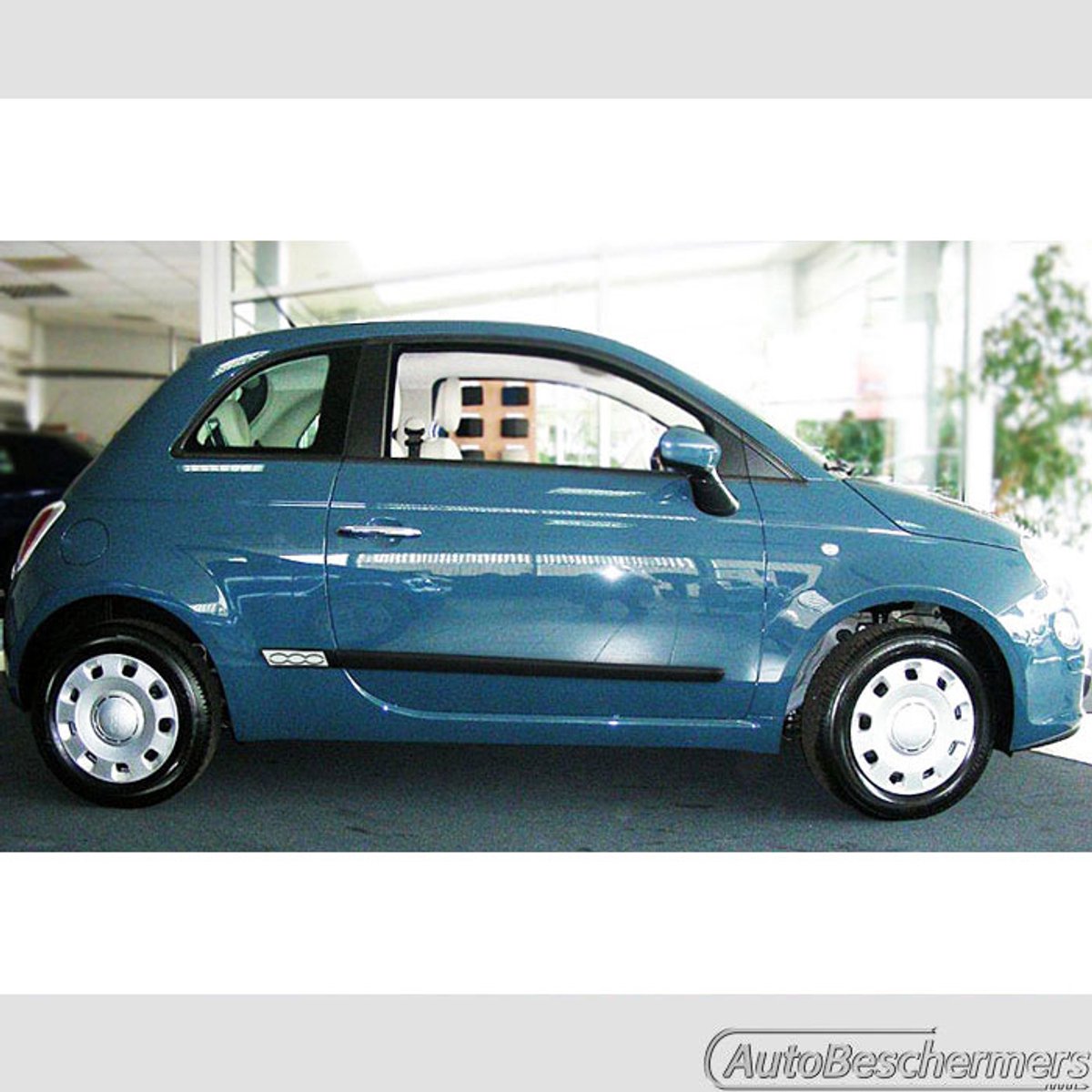 Stootlijsten set zwart + zilver icoontje voor Fiat 500 en 500 CC 10.2007-. De stootstrips zijn zelfklevend. Set a 4 stuks (#H25S)