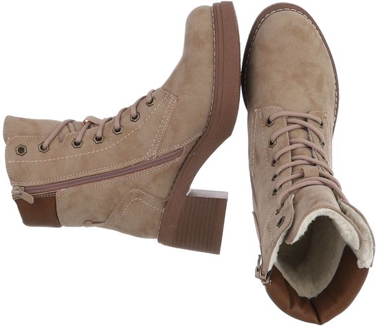 Beige veterlaarzen met bontvoering, bruine veters, ritssluiting en blokhak.