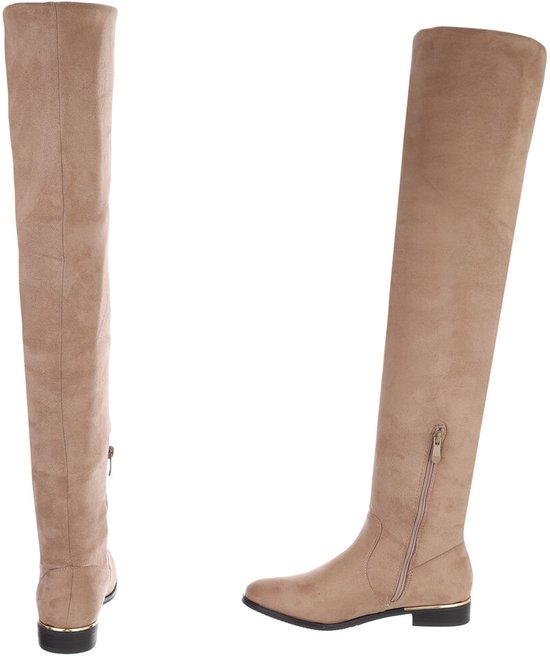 Beige suède over-the-knee laarzen, van voren en opzij.