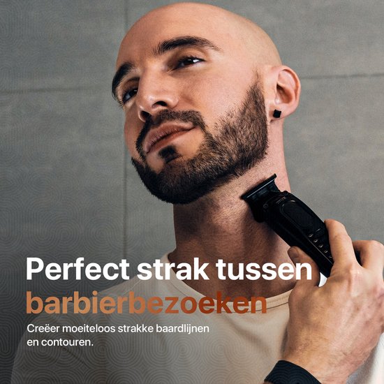 Man met kale hoofd en baard trimt nek met zwarte trimmer. "Perfect strak tussen barbiebezoeken."