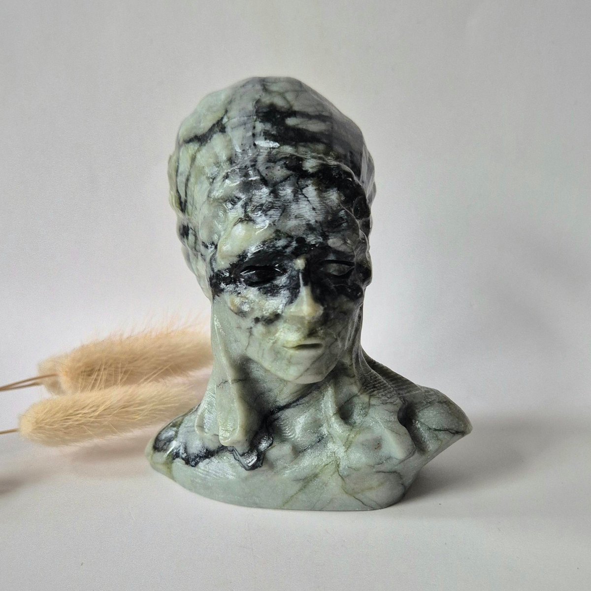 Emerald in Matrix Native American Beeld – ca. 10 cm | ±500 g Edelsteen Carving Indiaan
