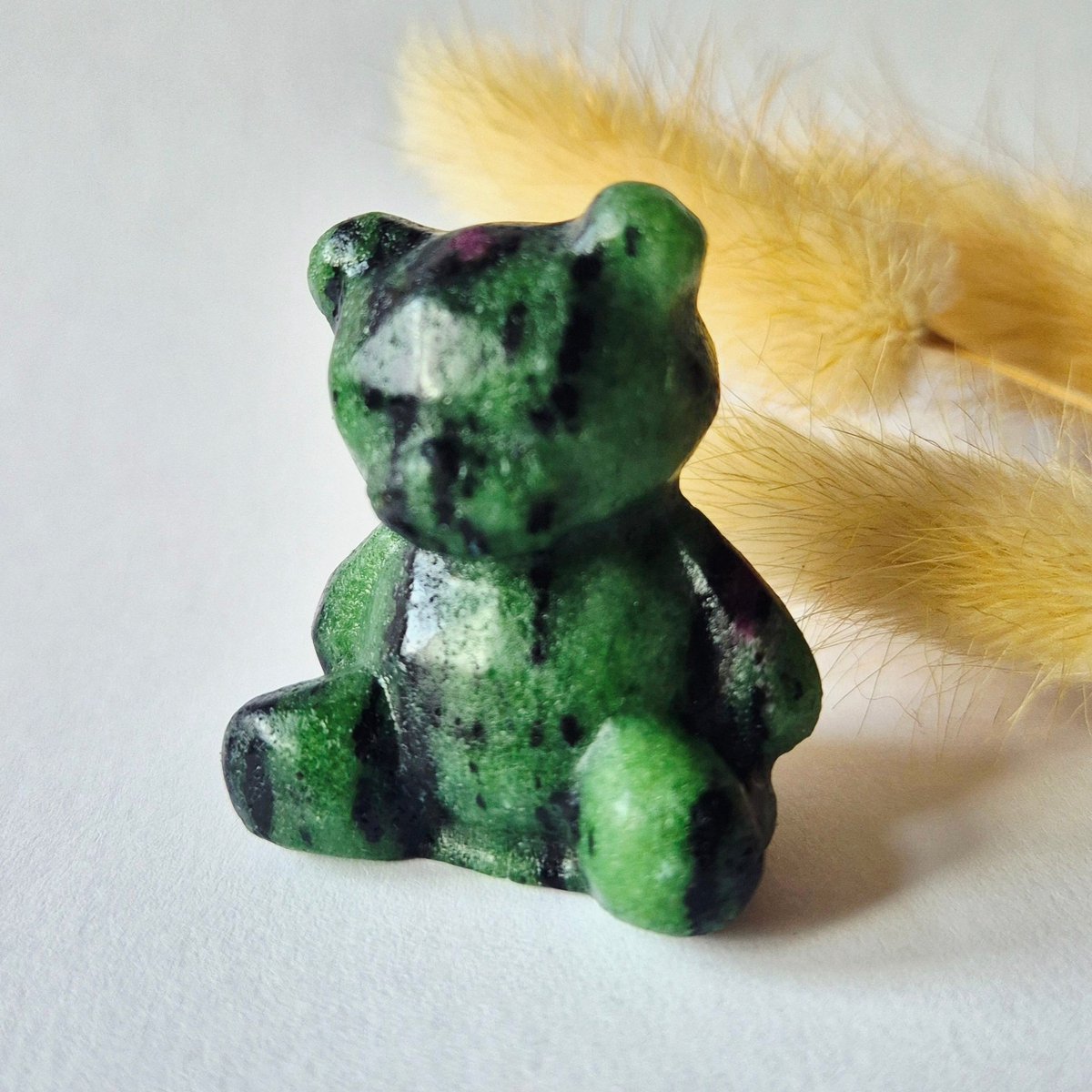 Edelsteen Facet Beer 4cm Crystal Carving – Ruby in Zoisite