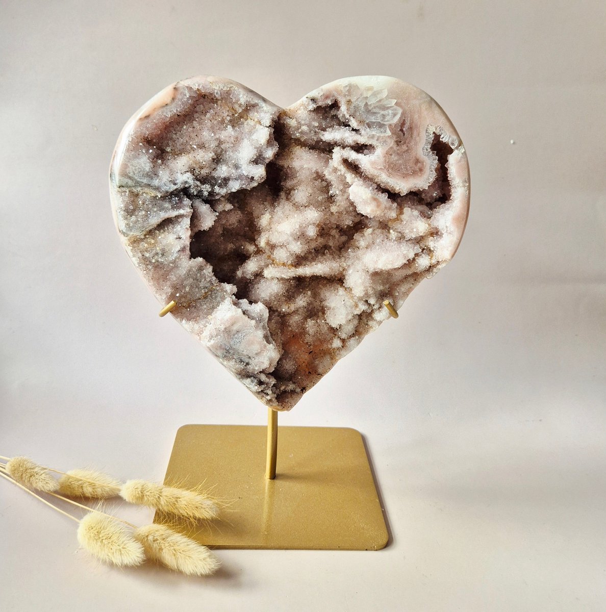 XXL Edelsteen Druzy Pink Amethist Hart – Hoge Kwaliteit ±2500g | incl. metalen standaard | uniek stuk Roze Amethist