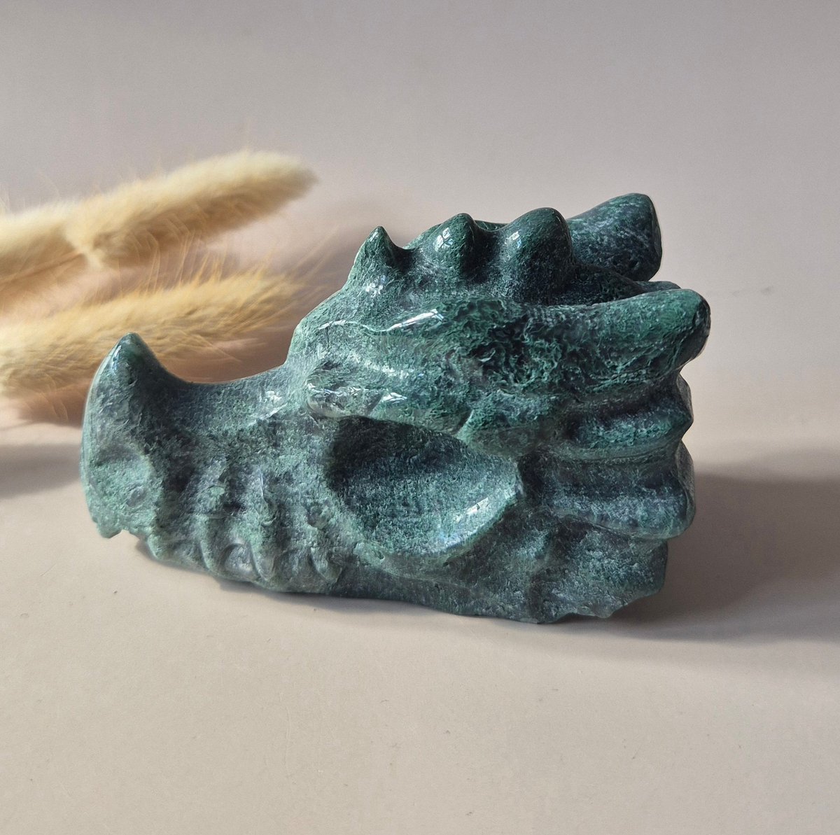 Mosagaat Drakenschedel 9 cm 222g – Dendritische Agaat Skull met Groene Insluitingen